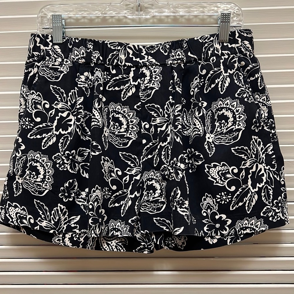 29. Ann Taylor Loft Shorts in Black and Cream, Size 4
